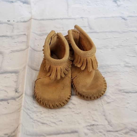 Minnetonka size 4 - Picture 3 of 6